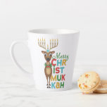 Caneca De Café Latte Feliz Christmukkah Reindeer<br><div class="desc">Rena de Natal com uma menorah Hanukkah para chifres com uma saudação Christmukkah Feliz.</div>