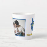 Caneca De Café Latte Feliz Hanukkah Dreidel e Foto Latte Mug<br><div class="desc">Sua foto foi emparelhada com um texto de sonho e Feliz Hanukkah.</div>