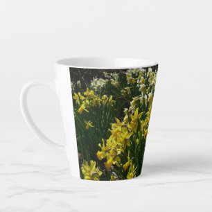 Caneca De Café Latte Flores de primavera de Daffodils Amarelos e Branco