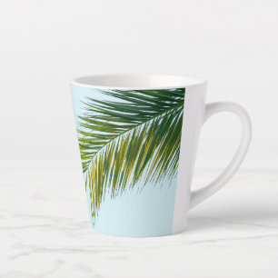 Caneca De Café Latte Folha de Palmeira Verde Tropical em Azul Claro