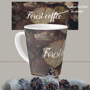 Caneca De Café Latte Folhas caídas castanhas após chuva