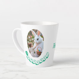 Caneca De Café Latte Foto de menina com coelho da Páscoa e nome