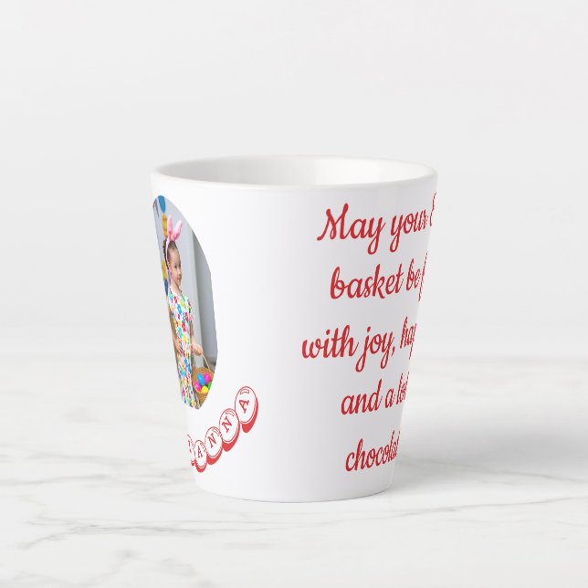 Caneca De Café Latte Foto de menina fofa com cesta de ovos e nome (Frente)