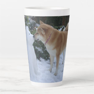 Caneca De Café Latte foto de um cachorro fofo akita beijando snowman ak