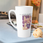 Caneca De Café Latte Foto e texto personalizados<br><div class="desc">Faça uma caneca latina personalizada para guardar fotos de Ricaso - adicione suas próprias fotos e texto - presentes de manutenção de fotos - fonte de estilo tipografia</div>