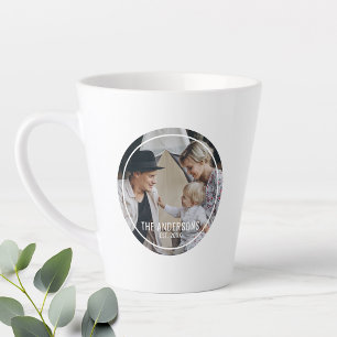 Caneca De Café Latte Foto personalizada com nome de família e ano esta