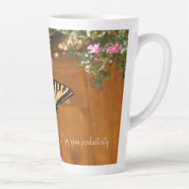 Caneca De Café Latte Fotografia E Flores De Borboletas