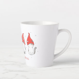Caneca De Café Latte gato bonito com chapéu de gnomo para natal.