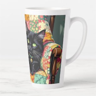 Caneca De Café Latte Gato Preto Bonito na Cadeira Rochosa
