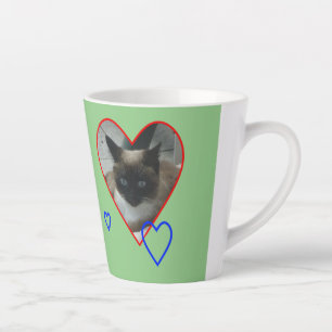 Caneca De Café Latte Gato siamês em crosta. Caneca de Latte Verde