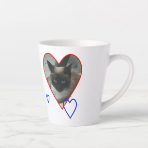 Caneca De Café Latte Gato siamês em crosta. Caneta branca