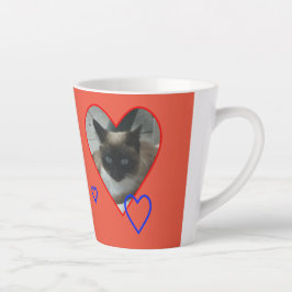 Caneca De Café Latte Gato Siamês em crosta. Lata Vermelha Laranja