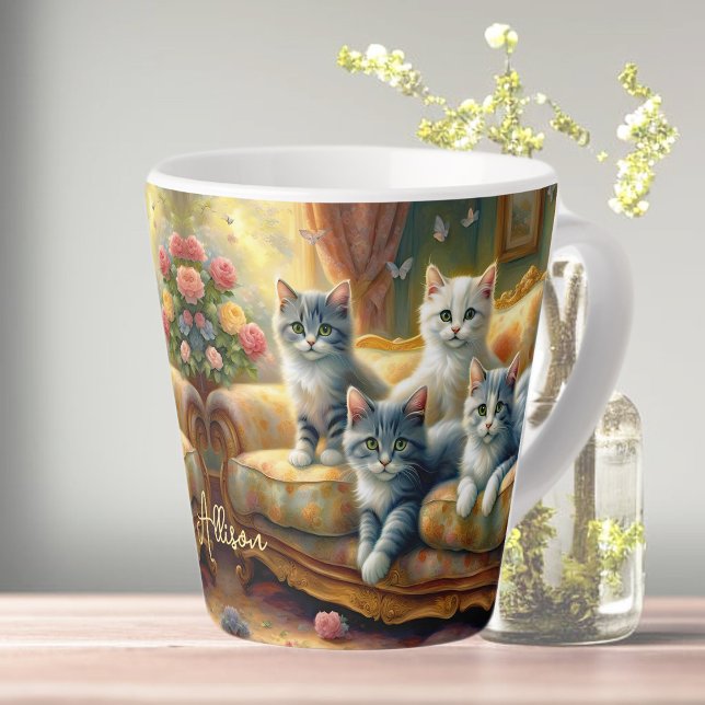 Caneca De Café Latte Gatos no sofá - cena fofa no visual da safra (Criador carregado)