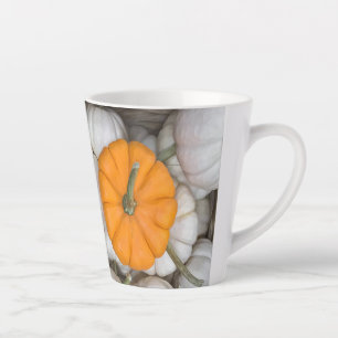 Caneca De Café Latte Ghost Pumpkins com uma laranja esgueirada