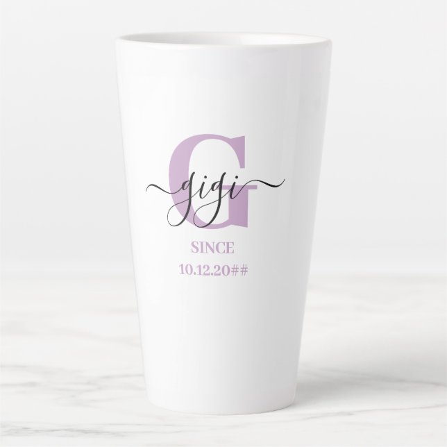 Caneca De Café Latte Gigi Elegante Script Monograma Lilac Branco (Frente)