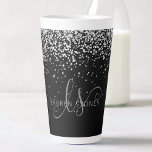 Caneca De Café Latte Glam Black Silver Glitter Glam Monograma Nome<br><div class="desc">Lã Lata De Lata De Lata De Glam Black Silver Elegante Monograma Elegante Personalize facilmente esta trendy design de caneca latta com elegante brilho prateado em fundo preto. O design apresenta seu monograma manuscrito com espirais bonito e seu nome.</div>