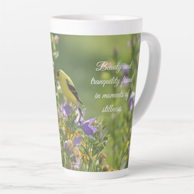 Caneca De Café Latte Goldfinch em uma Flor Harebell (Ângulo direito)
