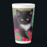 Caneca De Café Latte Gustav Klimt Tuxedo Cat<br><div class="desc">Latte Mug com um gato Gustav Klimt tuxedo! Este adorável gatinho preto e branco se senta num campo de flores vermelhas,  azuis,  brancas e laranja. Um presente incrível para amantes de gatos e entusiastas de arte austríacos!</div>