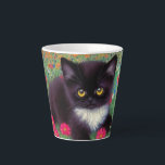 Caneca De Café Latte Gustav Klimt Tuxedo Cat<br><div class="desc">Latte Mug com um gato Gustav Klimt tuxedo! Este adorável gatinho preto e branco se senta num campo de flores vermelhas,  azuis,  brancas e laranja. Um presente incrível para amantes de gatos e entusiastas de arte austríacos!</div>