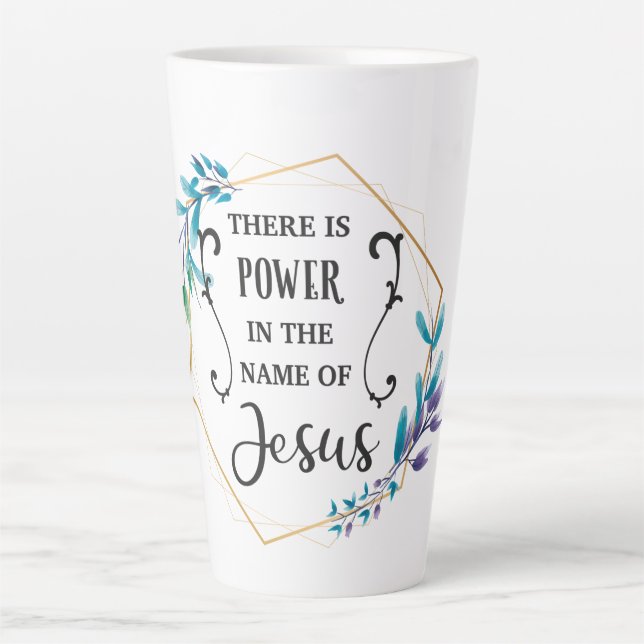 Caneca De Café Latte Há poder em nome de Jesus (Frente)
