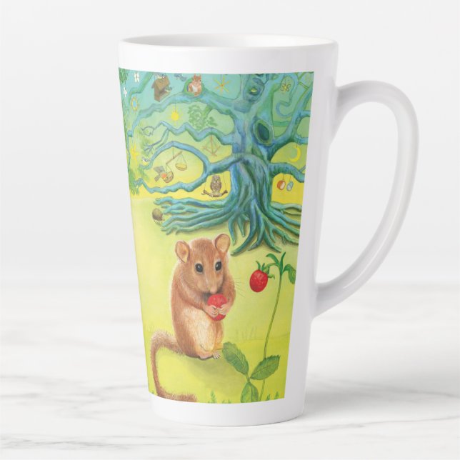 Caneca De Café Latte Hazel Dormouse comendo morango selvagem (Direita)