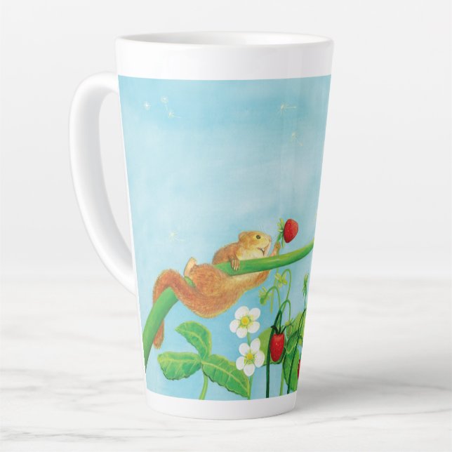 Caneca De Café Latte Hazel Dormouse, morangos selvagens e cascas de dan (Ângulo esquerdo)