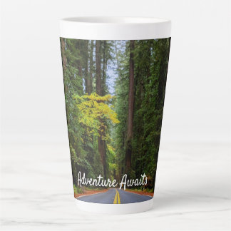 Caneca De Café Latte Hetero Em Frente Através Da Mistura Floresta Redwo