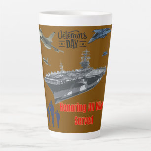 Caneca De Café Latte Homenageando o poderoso militar marrom