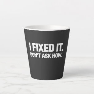 Caneca De Café Latte Humor de Programador Engraçado Depurando