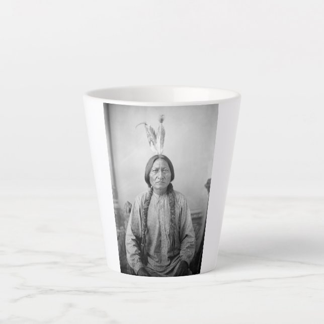 Caneca De Café Latte Ícone Indígena Americano: Líder Lakota Touro Senta (Frente)