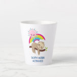 Caneca De Café Latte Ilustração Funny Ativada no Modo Lúteo<br><div class="desc">Latite personalizado com uma ilustração com uma preguiça castanha engraçada e feliz pairando em um galho de árvore. Um arco-íris colorido atrás dele junto com um sol rosa pairando sobre a cabeça. Bonita, adorável e moda. Um pouco de humor com o texto dizendo: Modo Leve Ativado. Pode ser alterado ou...</div>