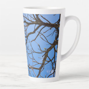 Caneca De Café Latte Intricate Bare Branches Silhouette Against Vivid B