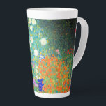 Caneca De Café Latte Jardim Flor Gustav Klimt<br><div class="desc">Latte Mug com a pintura de óleo do Jardim Flor de Gustav Klimt (1906). Um belo jardim de flores roxas,  vermelhas,  brancas,  azuis e laranja. Um presente de excelente para fãs de Arte Nouveau e de Arte Austríaca.</div>