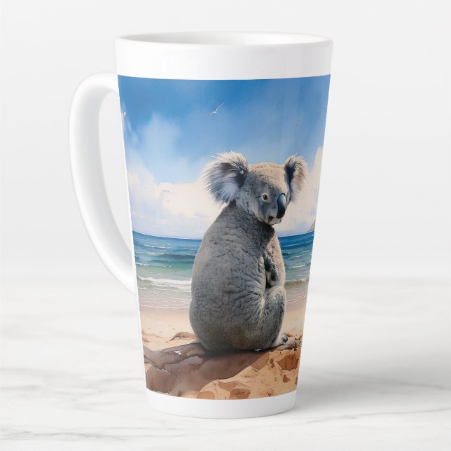 Caneca De Café Latte Koala em uma praia arenosa (Ângulo esquerdo)