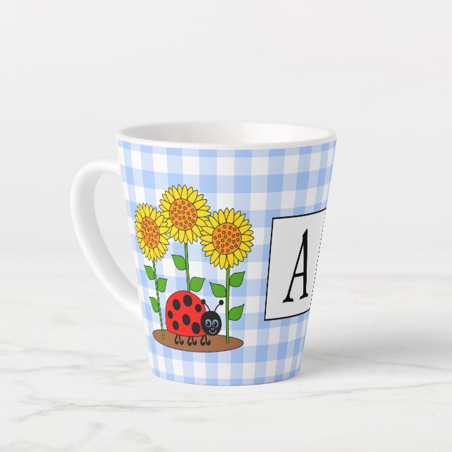 Caneca De Café Latte Ladybug com Sunflower Blue Gingham Monograma (Ângulo esquerdo)