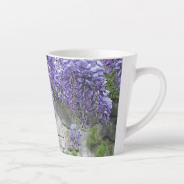 CANECA DE CAFÉ LATTE LAVANDA WISTERIA "DIRIGIR" CONTRA PAREDE DE PEDRA