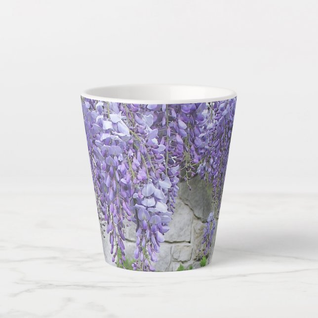 CANECA DE CAFÉ LATTE LAVANDA WISTERIA "DIRIGIR" CONTRA PAREDE DE PEDRA (Frente)