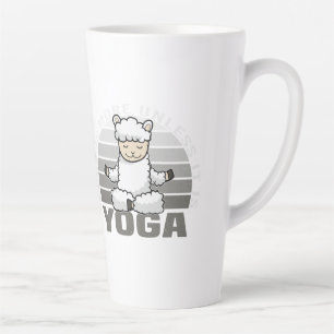 Caneca De Café Latte Linda lama engraçada fazendo ioga. poses engraçada