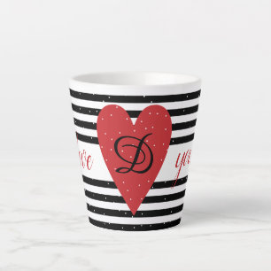 Caneca De Café Latte Listras brancas e pretas elegantes e coração verme