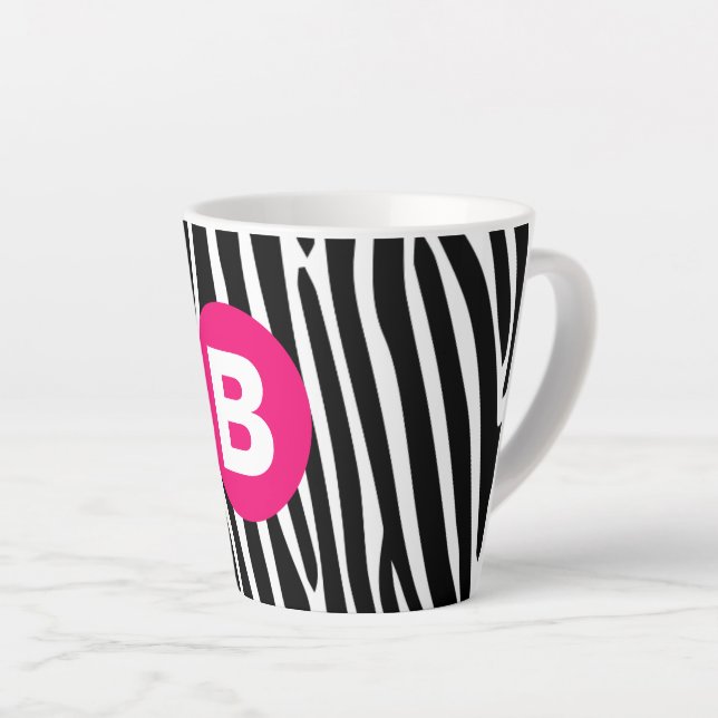 Caneca De Café Latte Listras Clássicas de Zebra Monograma Rosa Vibrante (Ângulo direito)