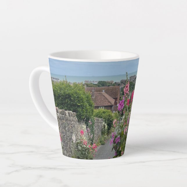 Caneca De Café Latte Malvariscos ao longo do muro da Igreja de St Leona (Ângulo esquerdo)