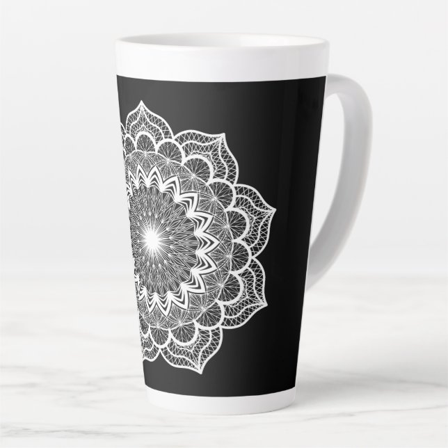 Caneca De Café Latte Mandala Branco em Fundo Preto (Ângulo direito)