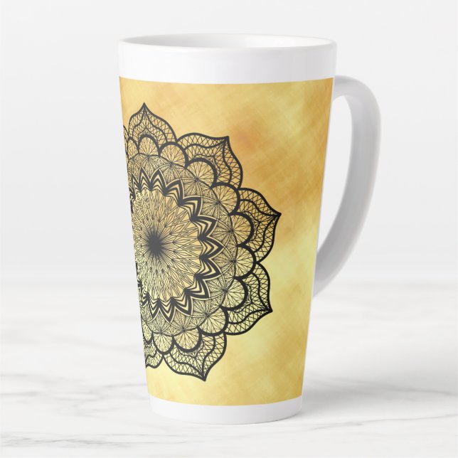 Caneca De Café Latte Mandala Preto em Fundo Dourado Suave (Ângulo direito)