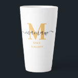 Caneca De Café Latte Manuscrito Elegante de Mamaw Monograma Amarelo Sun<br><div class="desc">Uma caneca tardia para uma nova palheta ou uma longa gravada! que você pode personalizar com a data em que eles se tornaram avó. Este design minimalista de tendências tem uma paleta ensolarada de ouro amarelo, preto e branco. Ele tem um monograma de Mamaw, com a letra inicial M e...</div>