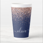 Caneca De Café Latte Marinho Azul Rosa Dourado Blush Cor-de-rosa brilha<br><div class="desc">Marinho Azul e Rosa Dourado - Folha Cor-de-rosa-azul-esbranquiçada Folha Metálica Glitter Script Monograma Nome Latte Coffee Cup Mug. Isto faz o doce e perfeito aniversário de 16 anos, casamento, chá de panela, aniversário, chá de fraldas ou festa de solteira presente para alguém que ama luxo de luxo e estilos quíticos....</div>