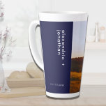 Caneca De Café Latte Marinho de Foto Personalizado Blue Latte Mug<br><div class="desc">Salve seu café ou chá matinal com este na moda e Marinho personalizado Blue Latte Mug. Apresentando sua foto favorita de casamento com seus nomes em uma fonte sans serif moderna em uma faixa azul marinho, esta caneca latta é perfeita para apreciar sua xícara diária de joe ou dar como...</div>