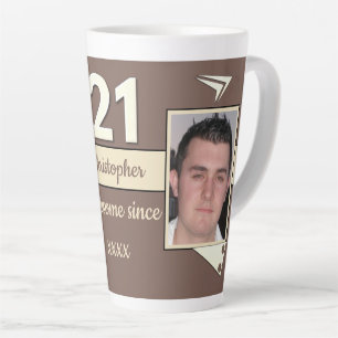 Caneca De Café Latte Marrom e creme com nome foto de 21º aniversário