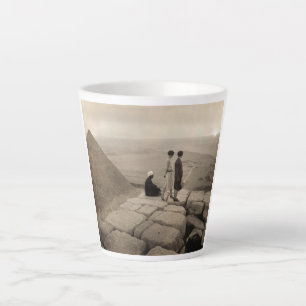 Caneca De Café Latte Meninas no Topo da Pirâmide de Quéops no Egito Nas