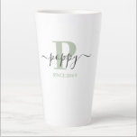 Caneca De Café Latte Molho Elegante Monograma Verde Prateado<br><div class="desc">Uma caneca tardia para uma nova papoila ou um pai há muito estabelecido, que você pode personalizar com a data em que eles se tornaram pai. Esta design minimalista da tendência tem uma sutil paleta colorida de verde-prateado, preto e branco. Tem um monograma de papoila, com a letra inicial P...</div>