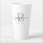 Caneca De Café Latte Molho Elegante Monograma Verde Prateado<br><div class="desc">Uma caneca tardia para uma nova papoila ou um pai há muito estabelecido, que você pode personalizar com a data em que eles se tornaram pai. Esta design minimalista da tendência tem uma sutil paleta colorida de verde-prateado, preto e branco. Tem um monograma de papoila, com a letra inicial P...</div>
